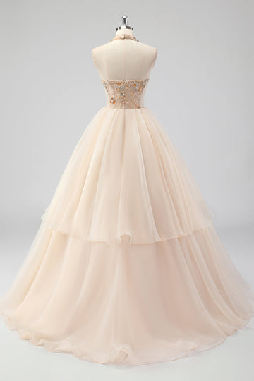Une robe formelle à volants champagne perlée